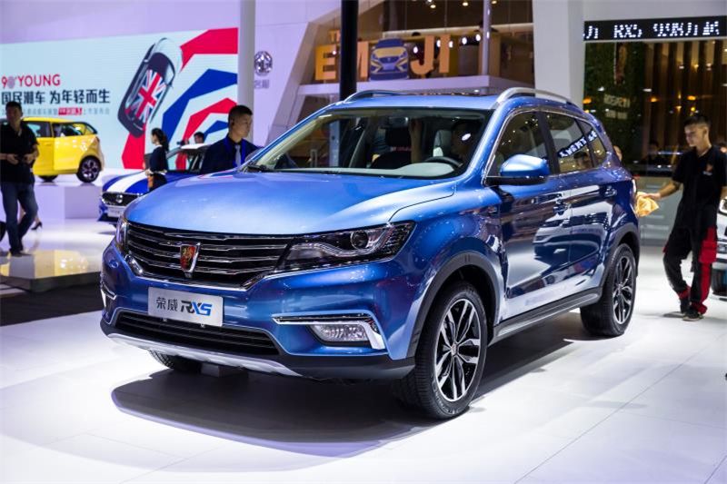 全新荣威950、荣威e950定义“高级轿车” 成都车展亮相售价16.88万起 互联网汽车上市一周年 系统升级带来颠覆式进化