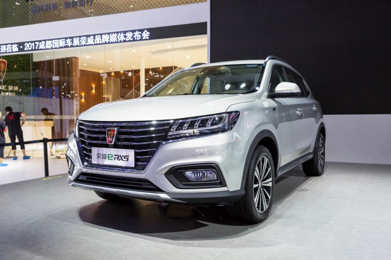 全新荣威950、荣威e950定义“高级轿车” 成都车展亮相售价16.88万起 互联网汽车上市一周年 系统升级带来颠覆式进化